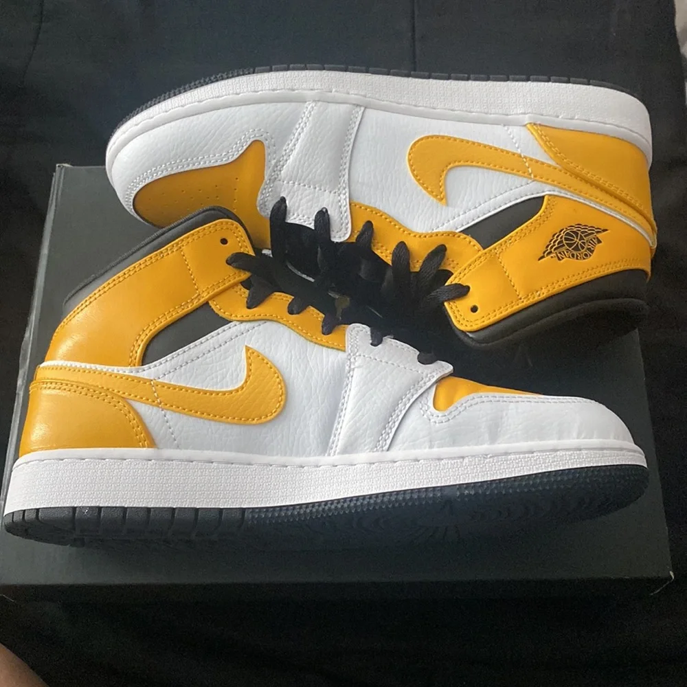 Nike Air Jordan 1 Mid University Gold
